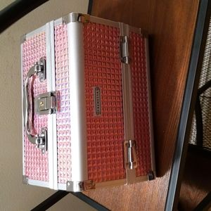 Cosmetic storage case